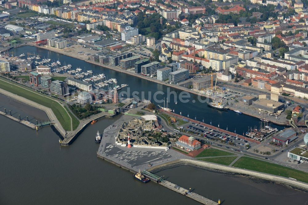 Bremerhaven aus der Vogelperspektive: Yachthafen mit Sportboot- Anlegestellen und Bootsliegeplätzen am Uferbereich der Weser in Bremerhaven im Bundesland Bremen