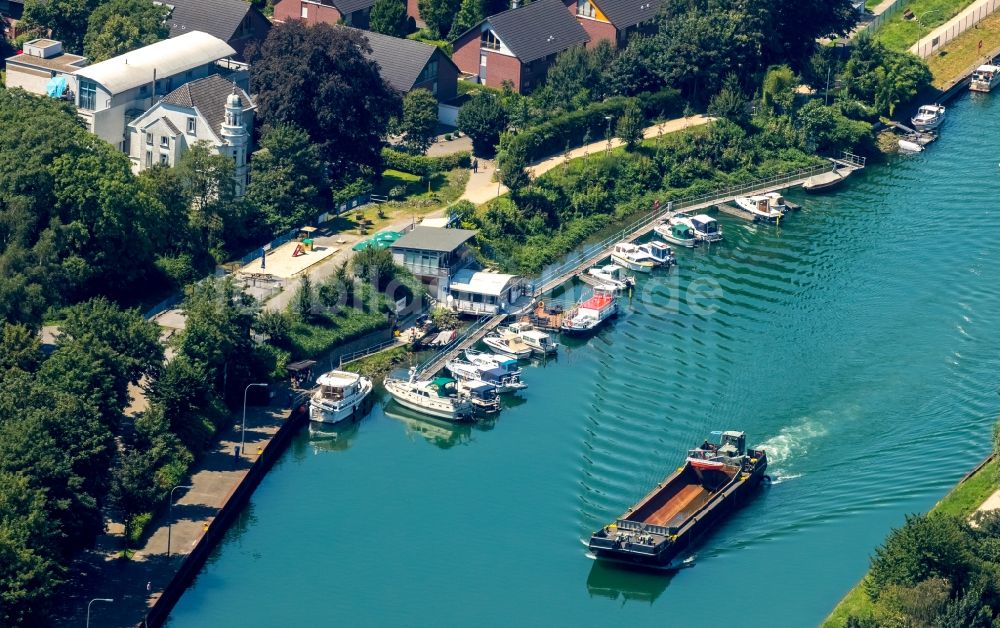 Luftaufnahme Dorsten - Yachthafen mit Sportboot- Anlegestellen und Bootsliegeplätzen am Uferbereich Yachthafen Hanse Marina Dorsten in Dorsten im Bundesland Nordrhein-Westfalen