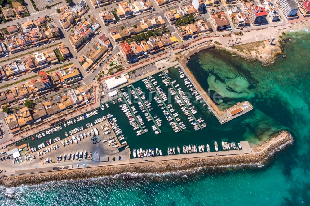 Can Picafort aus der Vogelperspektive: Yachthafen am Uferbereich an der Carrer Cervantes in Can Picafort in Balearische Insel Mallorca, Spanien