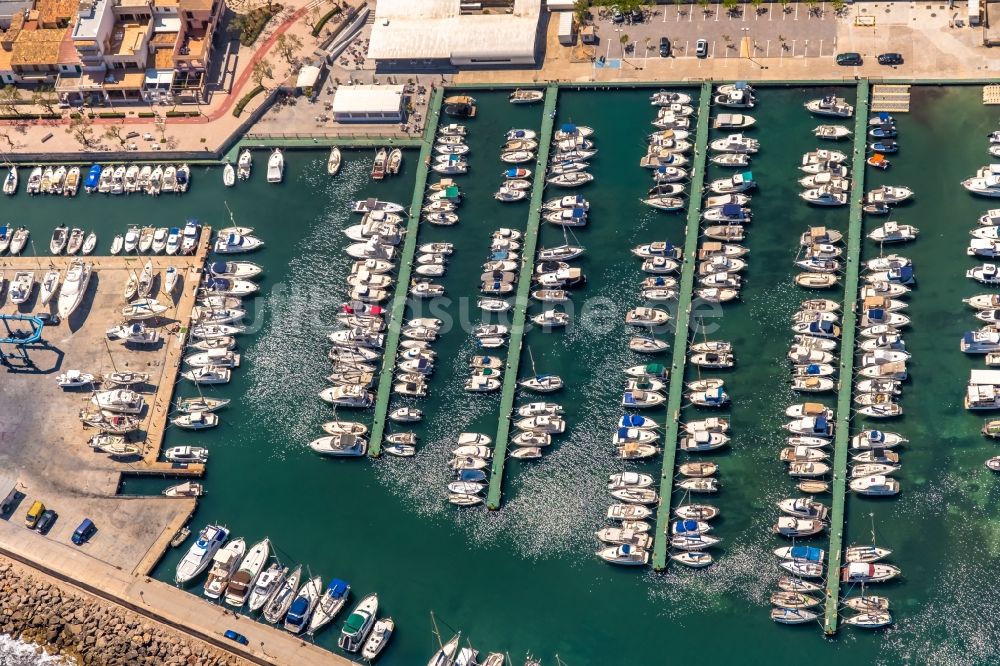 Luftbild Can Picafort - Yachthafen am Uferbereich an der Carrer Cervantes in Can Picafort in Balearische Insel Mallorca, Spanien