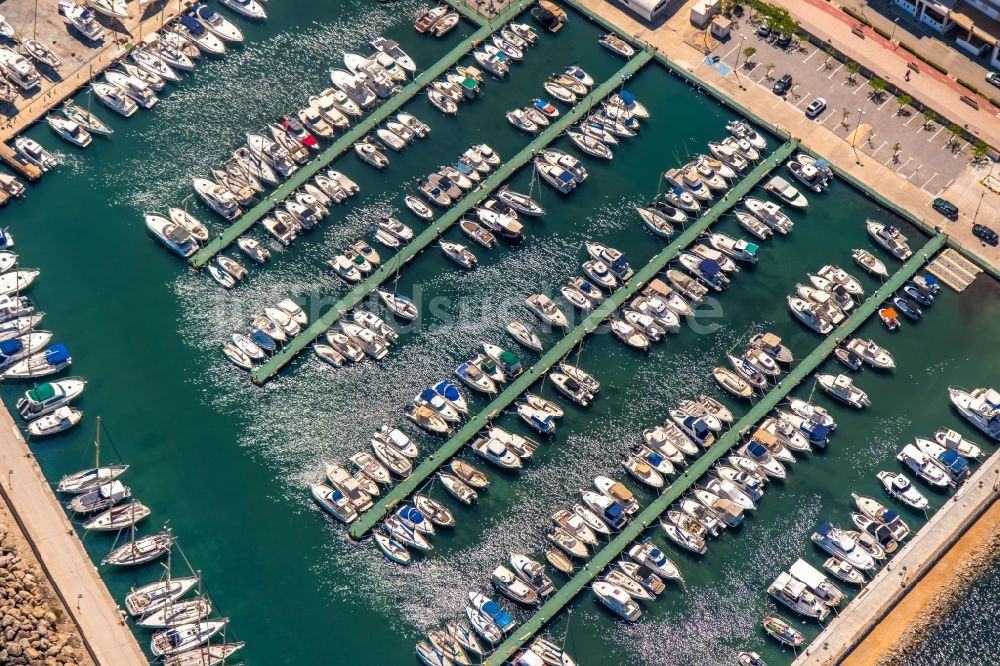 Luftaufnahme Can Picafort - Yachthafen am Uferbereich an der Carrer Cervantes in Can Picafort in Balearische Insel Mallorca, Spanien