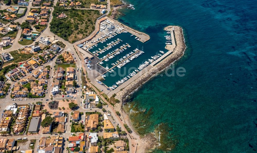 Luftbild Can Picafort - Yachthafen am Uferbereich an der Carrer Cervantes in Can Picafort in Balearische Insel Mallorca, Spanien