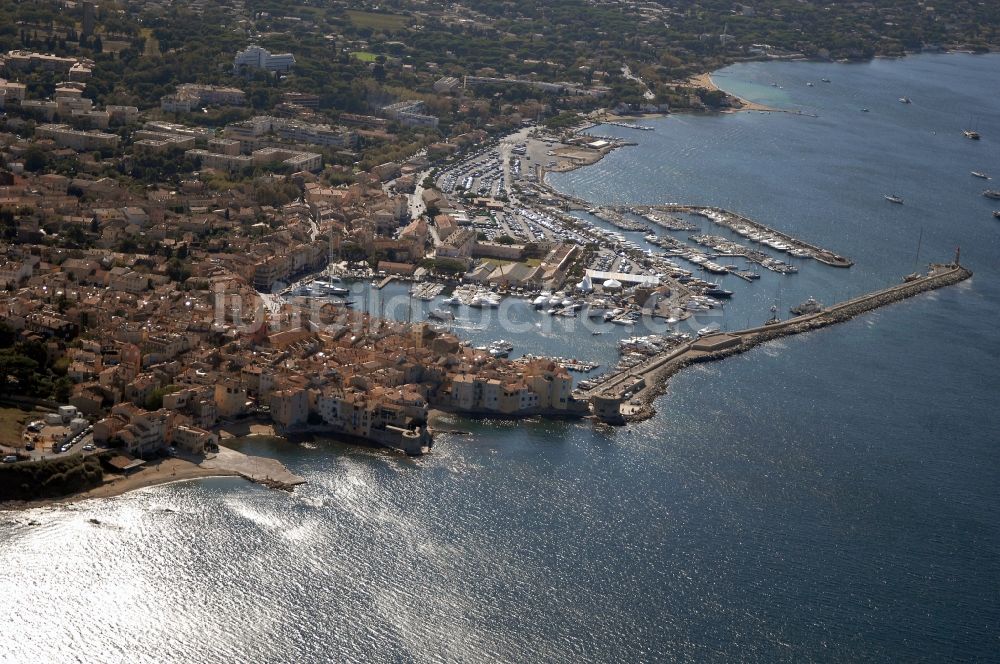 Luftbild Saint-Tropez - Yachthafen am Uferbereich Golfe de Saint-Tropez in Saint-Tropez in Provence-Alpes-Cote d'Azur, Frankreich