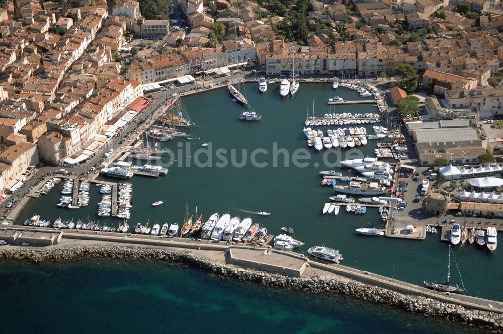 Luftbild Saint-Tropez - Yachthafen am Uferbereich Golfe de Saint-Tropez in Saint-Tropez in Provence-Alpes-Cote d'Azur, Frankreich