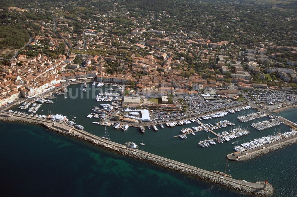 Luftaufnahme Saint-Tropez - Yachthafen am Uferbereich Golfe de Saint-Tropez in Saint-Tropez in Provence-Alpes-Cote d'Azur, Frankreich