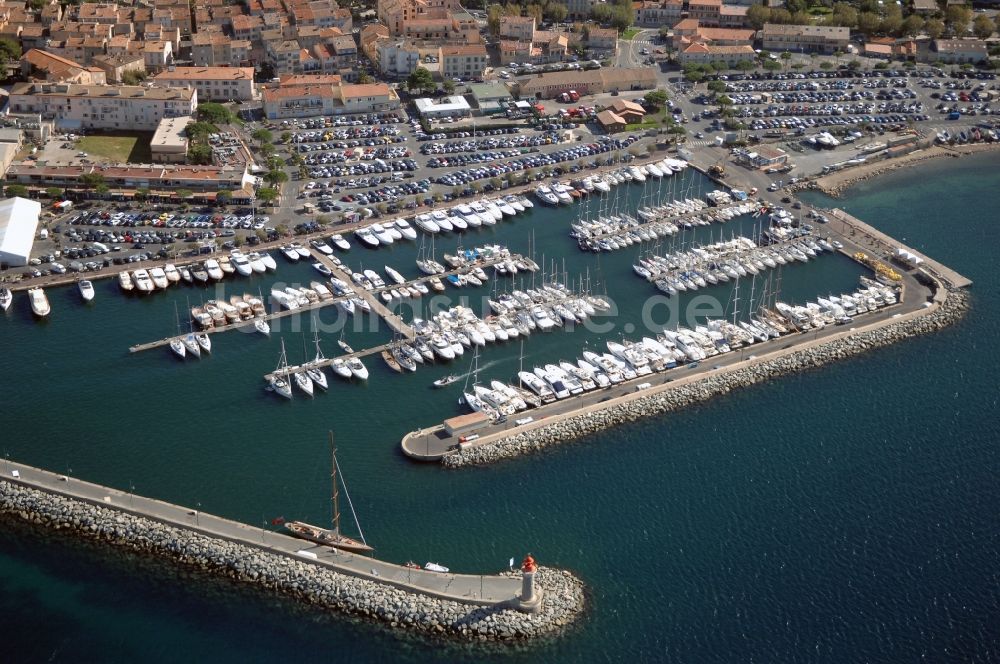 Saint-Tropez von oben - Yachthafen am Uferbereich Golfe de Saint-Tropez in Saint-Tropez in Provence-Alpes-Cote d'Azur, Frankreich