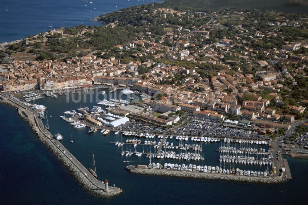 Saint-Tropez aus der Vogelperspektive: Yachthafen am Uferbereich Golfe de Saint-Tropez in Saint-Tropez in Provence-Alpes-Cote d'Azur, Frankreich