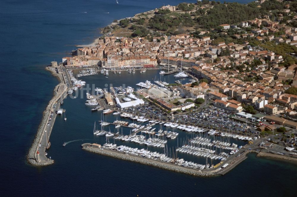 Luftaufnahme Saint-Tropez - Yachthafen am Uferbereich Golfe de Saint-Tropez in Saint-Tropez in Provence-Alpes-Cote d'Azur, Frankreich