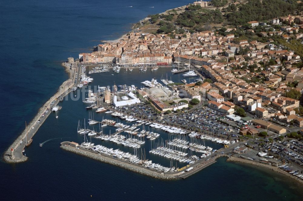 Saint-Tropez von oben - Yachthafen am Uferbereich Golfe de Saint-Tropez in Saint-Tropez in Provence-Alpes-Cote d'Azur, Frankreich