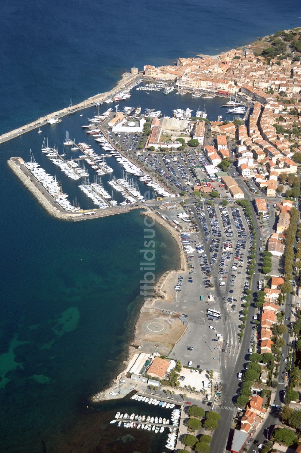 Luftbild Saint-Tropez - Yachthafen am Uferbereich Golfe de Saint-Tropez in Saint-Tropez in Provence-Alpes-Cote d'Azur, Frankreich