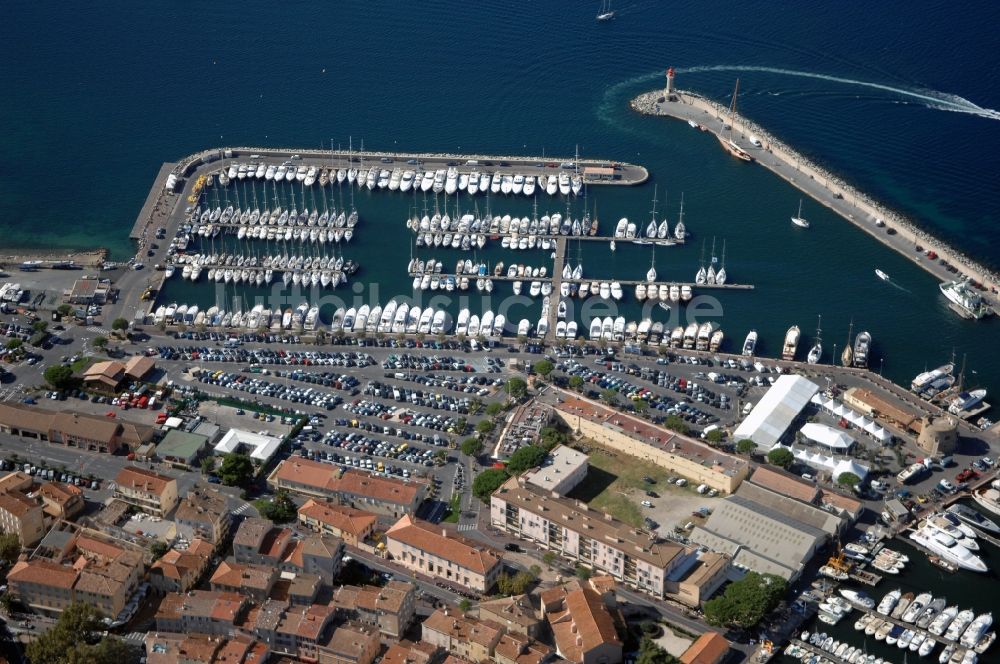 Saint-Tropez von oben - Yachthafen am Uferbereich Golfe de Saint-Tropez in Saint-Tropez in Provence-Alpes-Cote d'Azur, Frankreich