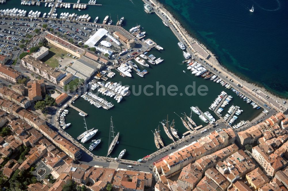 Saint-Tropez aus der Vogelperspektive: Yachthafen am Uferbereich Golfe de Saint-Tropez in Saint-Tropez in Provence-Alpes-Cote d'Azur, Frankreich