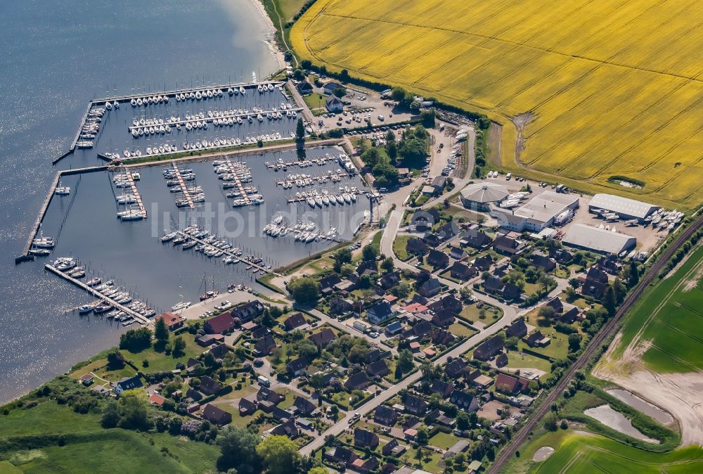 Großenbrode aus der Vogelperspektive: Yachthafen am Uferbereich des Großenbroder Binnensee in Großenbrode im Bundesland Schleswig-Holstein, Deutschland