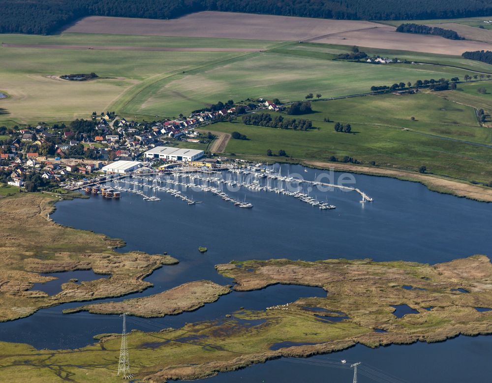 Kröslin aus der Vogelperspektive: Yachthafen am Uferbereich des Krössliner See in Kröslin im Bundesland Mecklenburg-Vorpommern, Deutschland