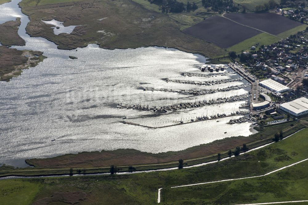 Kröslin von oben - Yachthafen am Uferbereich des Krössliner See in Kröslin im Bundesland Mecklenburg-Vorpommern, Deutschland