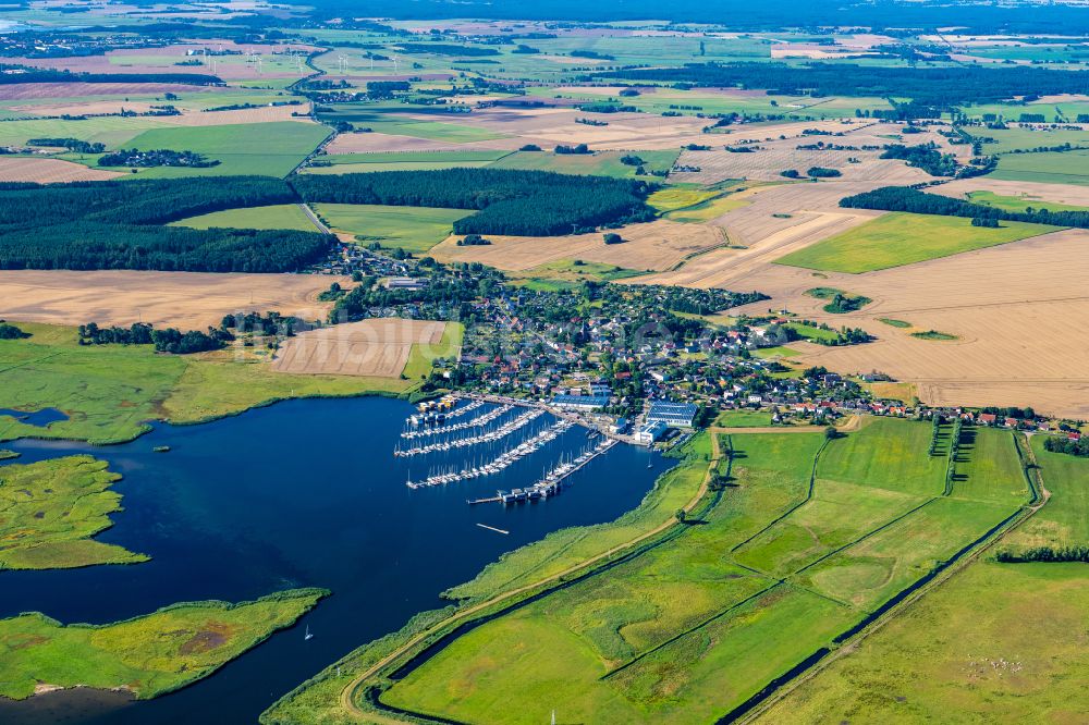 Kröslin von oben - Yachthafen am Uferbereich des Krössliner See in Kröslin im Bundesland Mecklenburg-Vorpommern, Deutschland