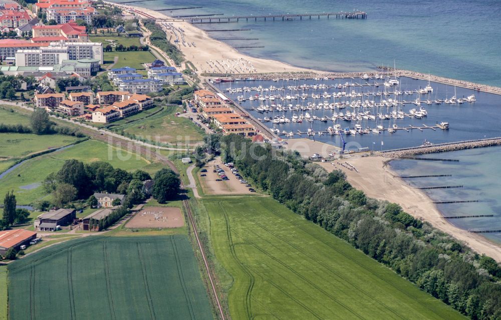 Luftaufnahme Ostseebad Kühlungsborn - Yachthafen am Uferbereich der Ostsee in Ostseebad Kühlungsborn im Bundesland Mecklenburg-Vorpommern, Deutschland