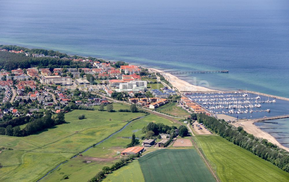 Luftaufnahme Ostseebad Kühlungsborn - Yachthafen am Uferbereich der Ostsee in Ostseebad Kühlungsborn im Bundesland Mecklenburg-Vorpommern, Deutschland