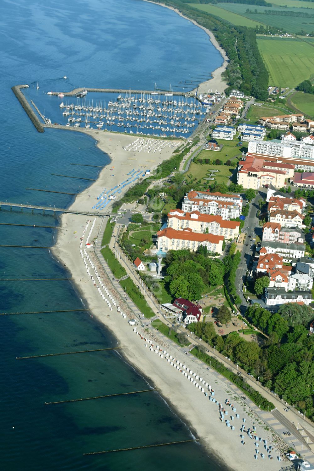 Luftaufnahme Ostseebad Kühlungsborn - Yachthafen am Uferbereich der Ostsee in Ostseebad Kühlungsborn im Bundesland Mecklenburg-Vorpommern, Deutschland