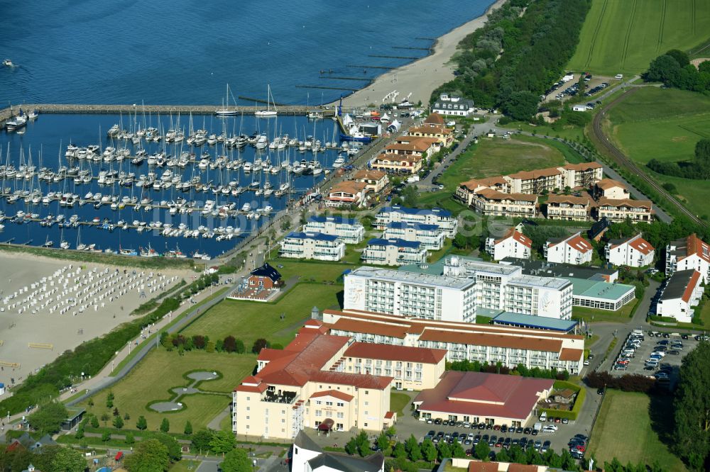 Ostseebad Kühlungsborn von oben - Yachthafen am Uferbereich der Ostsee in Ostseebad Kühlungsborn im Bundesland Mecklenburg-Vorpommern, Deutschland