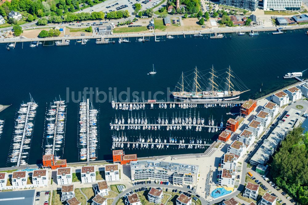 Luftbild Lübeck - Yachthafen am Uferbereich Passathafen in Lübeck Travemünde im Bundesland Schleswig-Holstein, Deutschland