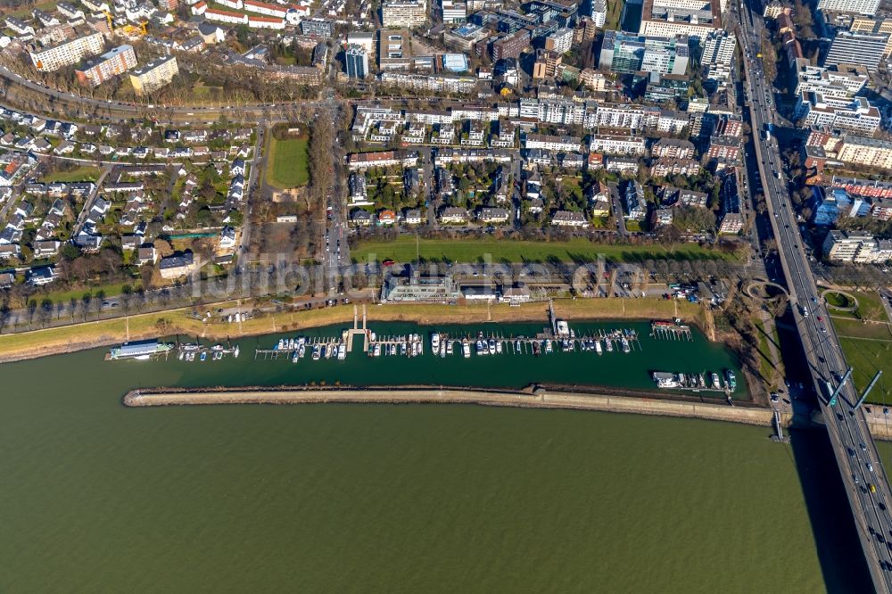 Luftbild Düsseldorf - Yachthafen am Uferbereich des Rhein in Düsseldorf im Bundesland Nordrhein-Westfalen, Deutschland