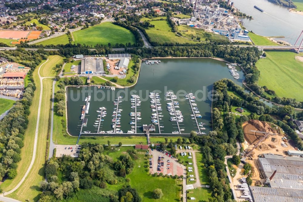 Luftbild Emmerich am Rhein - Yachthafen am Uferbereich des Rhein und das Gebäude der Klinkerwerke H.W. Muhr GmbH & Co. KG an der Fackeldeystraße in Emmerich am Rhein im Bundesland Nordrhein-Westfalen, Deutschland