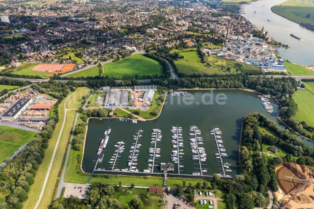 Luftaufnahme Emmerich am Rhein - Yachthafen am Uferbereich des Rhein und das Gebäude der Klinkerwerke H.W. Muhr GmbH & Co. KG an der Fackeldeystraße in Emmerich am Rhein im Bundesland Nordrhein-Westfalen, Deutschland