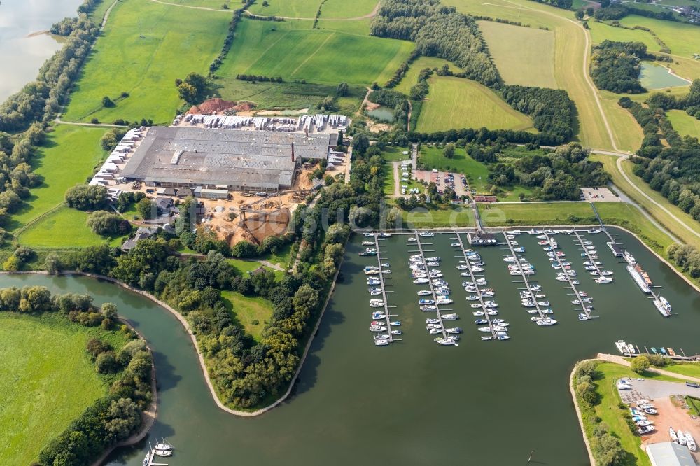 Emmerich am Rhein aus der Vogelperspektive: Yachthafen am Uferbereich des Rhein und das Gebäude der Klinkerwerke H.W. Muhr GmbH & Co. KG an der Fackeldeystraße in Emmerich am Rhein im Bundesland Nordrhein-Westfalen, Deutschland