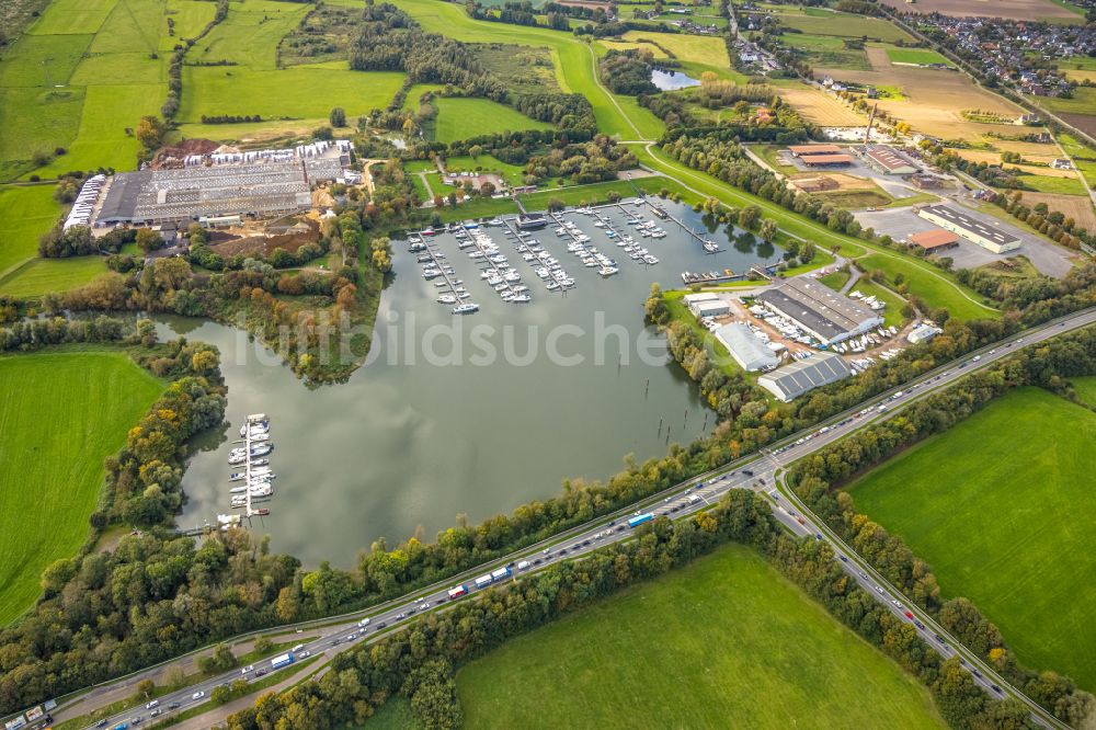 Luftbild Emmerich am Rhein - Yachthafen am Uferbereich des Rhein und das Gebäude der Klinkerwerke H.W. Muhr GmbH & Co. KG an der Fackeldeystraße in Emmerich am Rhein im Bundesland Nordrhein-Westfalen, Deutschland