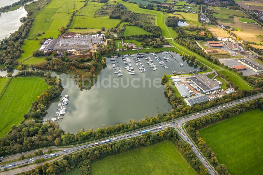 Luftaufnahme Emmerich am Rhein - Yachthafen am Uferbereich des Rhein und das Gebäude der Klinkerwerke H.W. Muhr GmbH & Co. KG an der Fackeldeystraße in Emmerich am Rhein im Bundesland Nordrhein-Westfalen, Deutschland