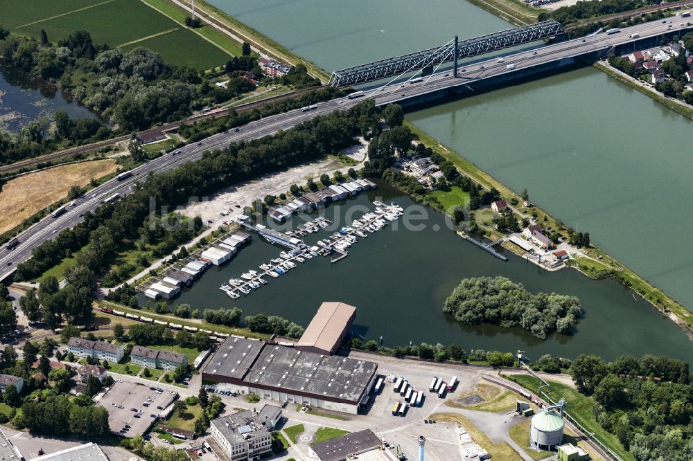 Wörth am Rhein aus der Vogelperspektive: Yachthafen am Uferbereich des Rhein in Wörth am Rhein im Bundesland Baden-Württemberg, Deutschland