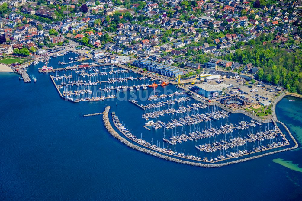 Luftaufnahme Laboe - Yachthafen Yacht- und Gewerbehafen Ostseebad Laboe am Uferbereich der Ostsee in Laboe im Bundesland Schleswig-Holstein, Deutschland