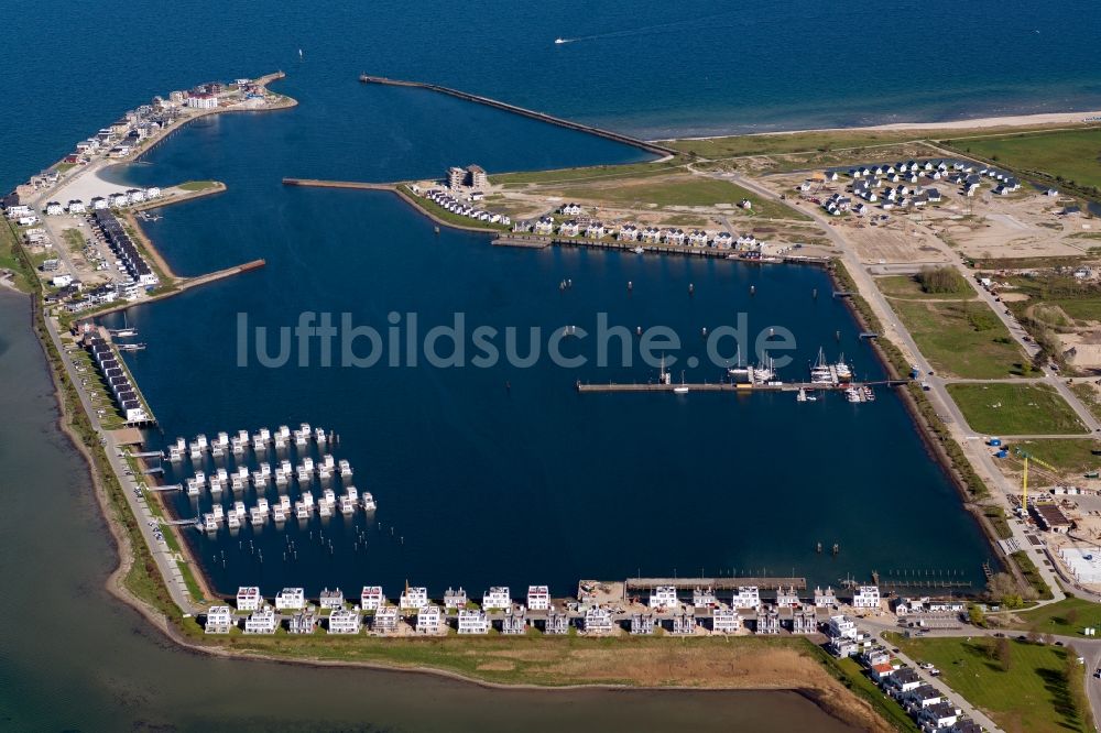 Kappeln aus der Vogelperspektive: Yachthafen Yachthafen Olpenitz mit Sportboot- Anlegestellen und Bootsliegeplätzen am Uferbereich der Ostsee in Kappeln im Bundesland Schleswig-Holstein, Deutschland