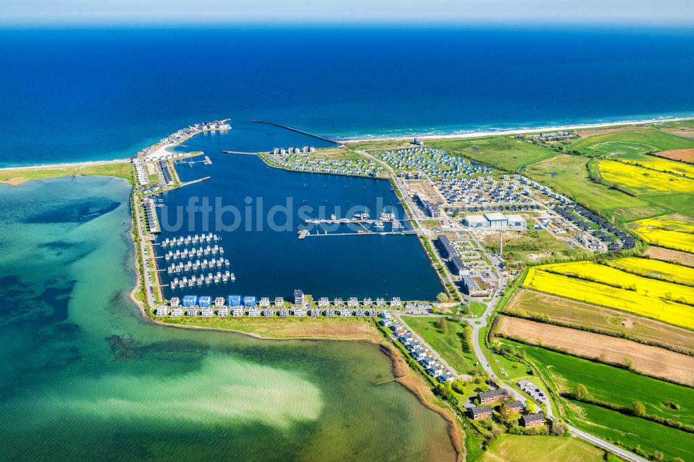 Kappeln aus der Vogelperspektive: Yachthafen Yachthafen Olpenitz mit Sportboot- Anlegestellen und Bootsliegeplätzen am Uferbereich der Ostsee in Kappeln im Bundesland Schleswig-Holstein, Deutschland