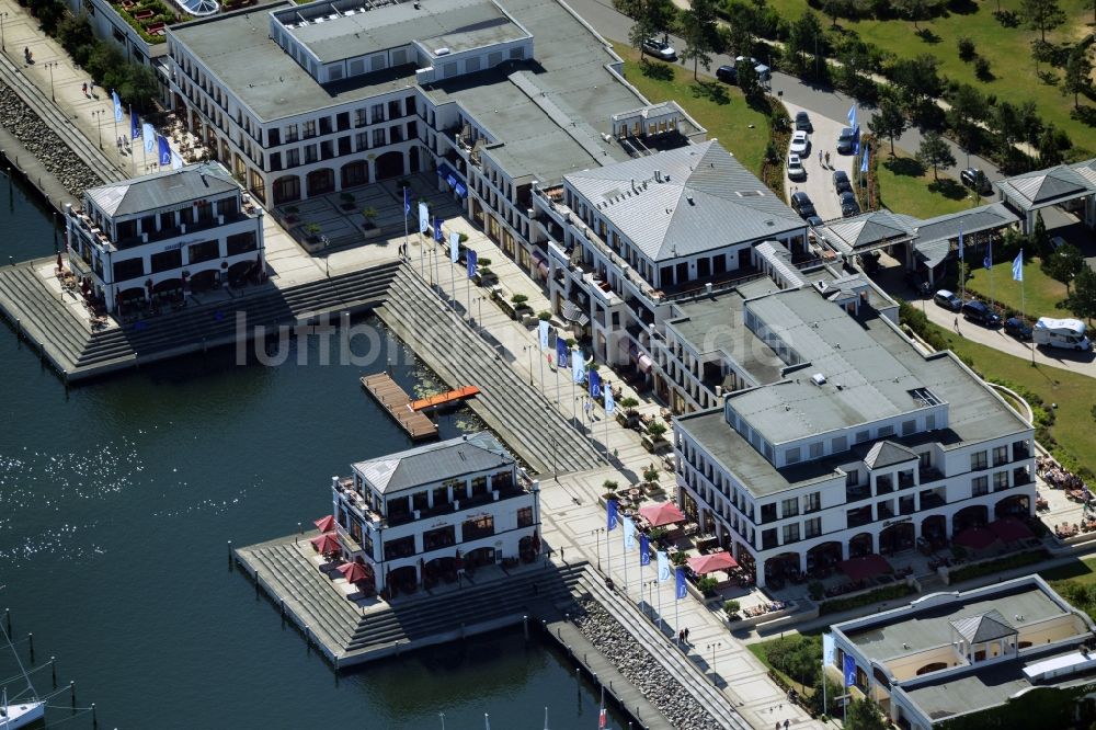 Rostock von oben - Yachthafenresidenz Hohe Düne mit Sportboot- Anlegestellen und Bootsliegeplätzen am Uferbereich von Warnemünde in Rostock im Bundesland Mecklenburg-Vorpommern