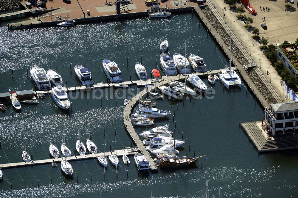 Rostock aus der Vogelperspektive: Yachthafenresidenz Hohe Düne mit Sportboot- Anlegestellen und Bootsliegeplätzen am Uferbereich von Warnemünde in Rostock im Bundesland Mecklenburg-Vorpommern