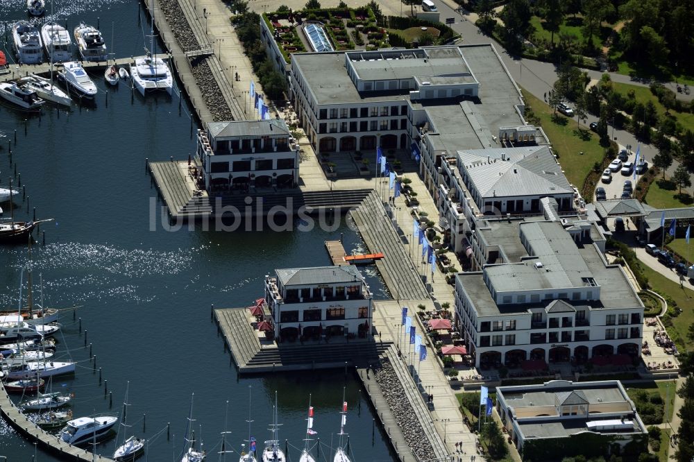 Luftaufnahme Rostock - Yachthafenresidenz Hohe Düne mit Sportboot- Anlegestellen und Bootsliegeplätzen am Uferbereich von Warnemünde in Rostock im Bundesland Mecklenburg-Vorpommern