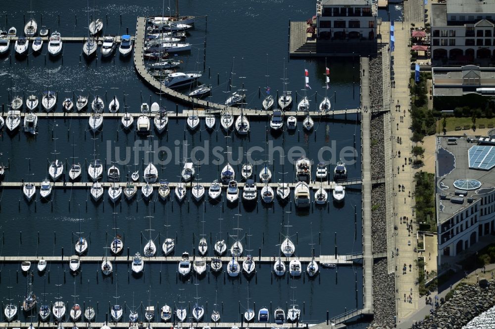 Rostock von oben - Yachthafenresidenz Hohe Düne mit Sportboot- Anlegestellen und Bootsliegeplätzen am Uferbereich von Warnemünde in Rostock im Bundesland Mecklenburg-Vorpommern