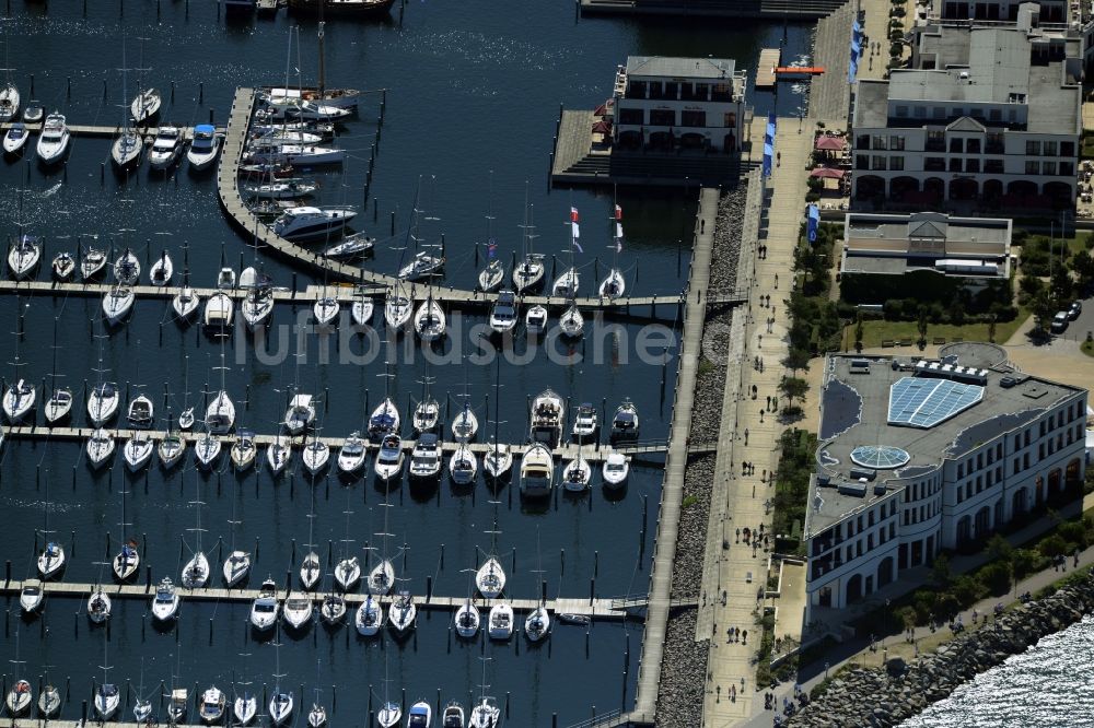 Luftbild Rostock - Yachthafenresidenz Hohe Düne mit Sportboot- Anlegestellen und Bootsliegeplätzen am Uferbereich von Warnemünde in Rostock im Bundesland Mecklenburg-Vorpommern