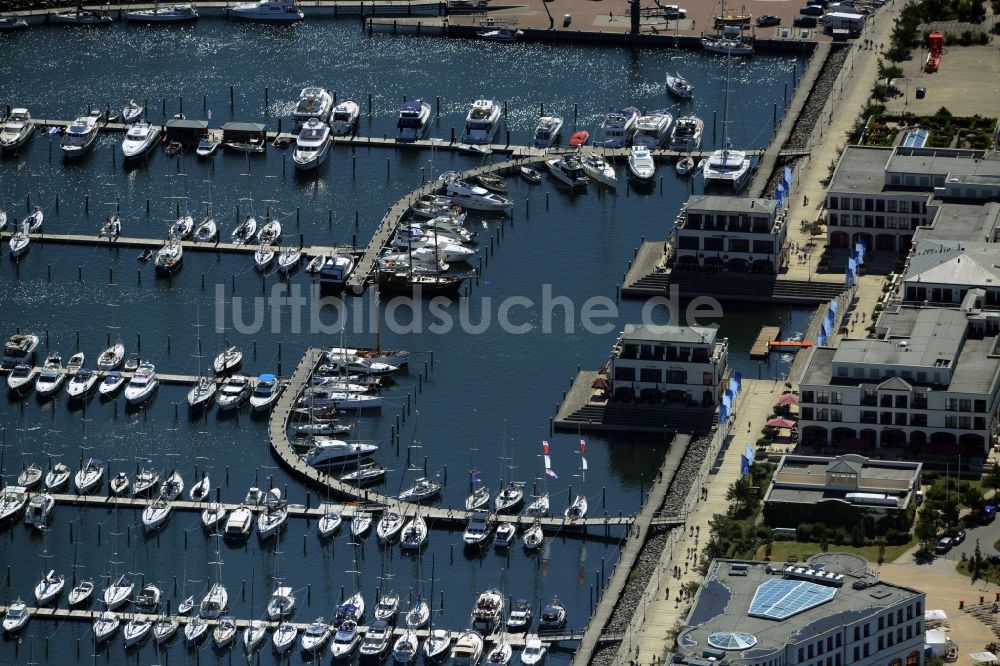 Rostock aus der Vogelperspektive: Yachthafenresidenz Hohe Düne mit Sportboot- Anlegestellen und Bootsliegeplätzen am Uferbereich von Warnemünde in Rostock im Bundesland Mecklenburg-Vorpommern