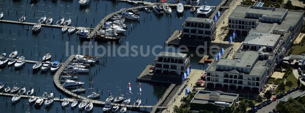 Luftaufnahme Rostock - Yachthafenresidenz Hohe Düne mit Sportboot- Anlegestellen und Bootsliegeplätzen am Uferbereich von Warnemünde in Rostock im Bundesland Mecklenburg-Vorpommern