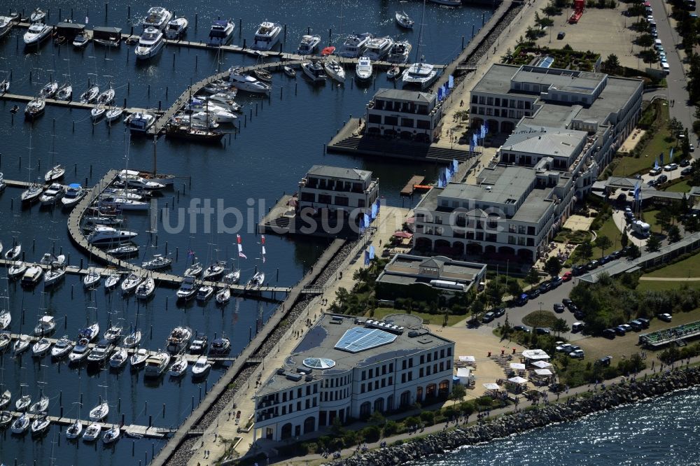 Rostock von oben - Yachthafenresidenz Hohe Düne mit Sportboot- Anlegestellen und Bootsliegeplätzen am Uferbereich von Warnemünde in Rostock im Bundesland Mecklenburg-Vorpommern