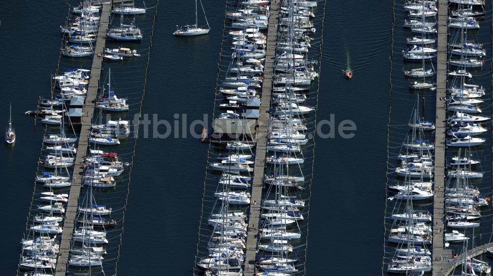 Rostock aus der Vogelperspektive: Yachthafenresidenz Hohe Düne mit Sportboot- Anlegestellen und Bootsliegeplätzen am Uferbereich von Warnemünde in Rostock im Bundesland Mecklenburg-Vorpommern