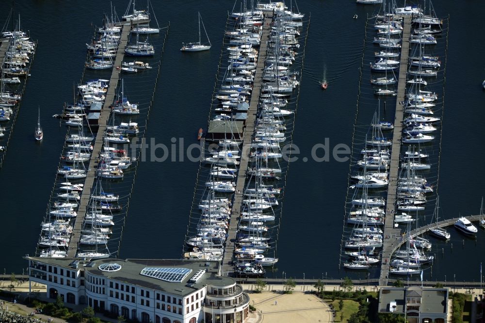 Luftbild Rostock - Yachthafenresidenz Hohe Düne mit Sportboot- Anlegestellen und Bootsliegeplätzen am Uferbereich von Warnemünde in Rostock im Bundesland Mecklenburg-Vorpommern