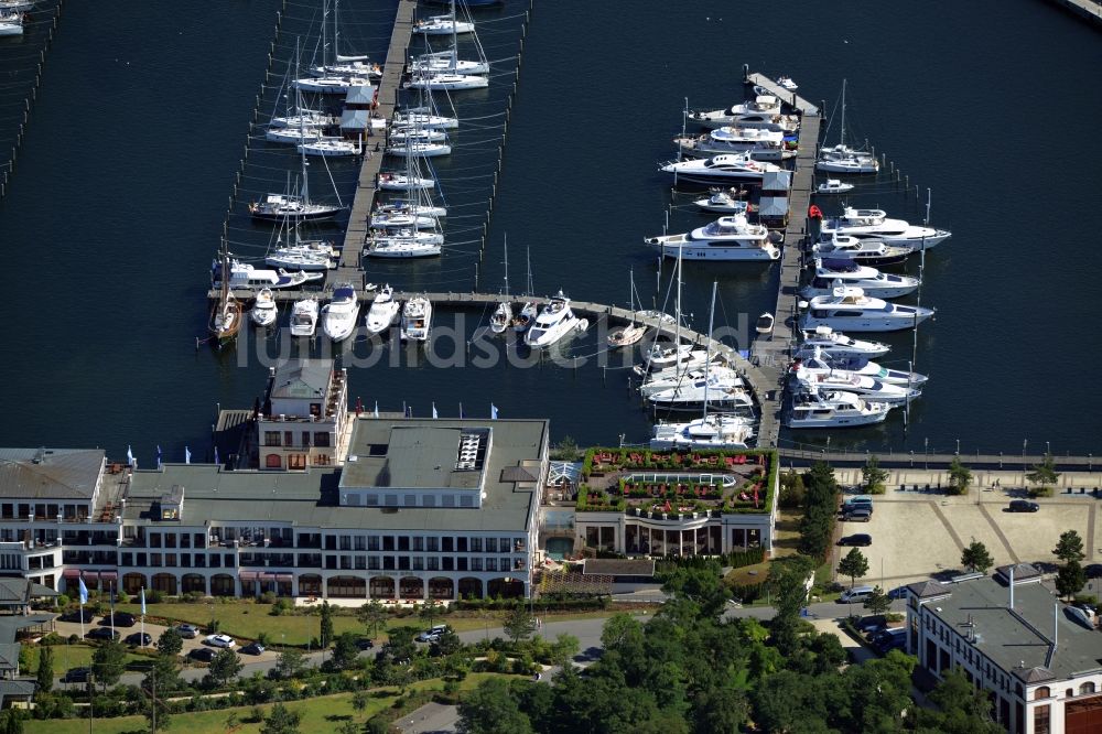 Luftaufnahme Rostock - Yachthafenresidenz Hohe Düne mit Sportboot- Anlegestellen und Bootsliegeplätzen am Uferbereich von Warnemünde in Rostock im Bundesland Mecklenburg-Vorpommern