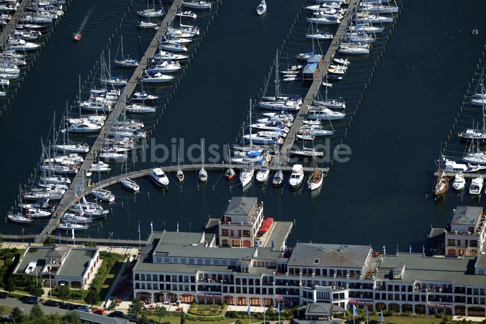 Rostock von oben - Yachthafenresidenz Hohe Düne mit Sportboot- Anlegestellen und Bootsliegeplätzen am Uferbereich von Warnemünde in Rostock im Bundesland Mecklenburg-Vorpommern