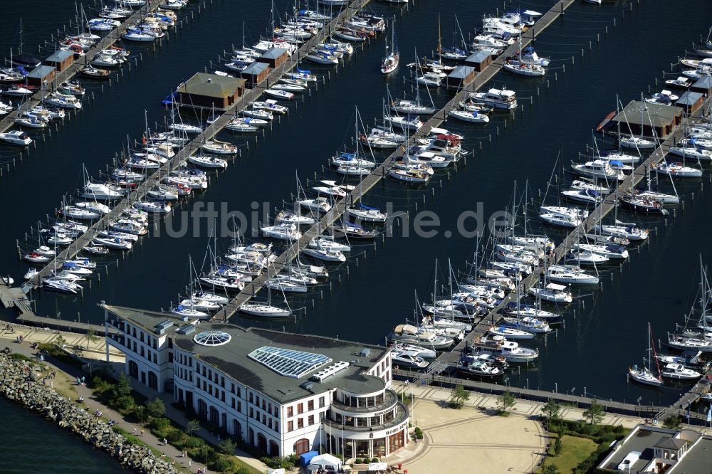 Rostock von oben - Yachthafenresidenz Hohe Düne mit Sportboot- Anlegestellen und Bootsliegeplätzen am Uferbereich von Warnemünde in Rostock im Bundesland Mecklenburg-Vorpommern