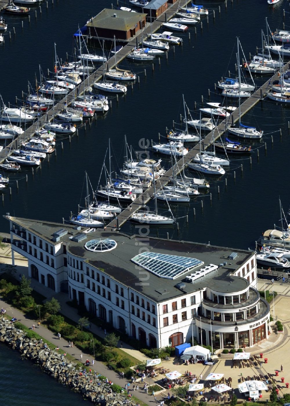 Rostock aus der Vogelperspektive: Yachthafenresidenz Hohe Düne mit Sportboot- Anlegestellen und Bootsliegeplätzen am Uferbereich von Warnemünde in Rostock im Bundesland Mecklenburg-Vorpommern