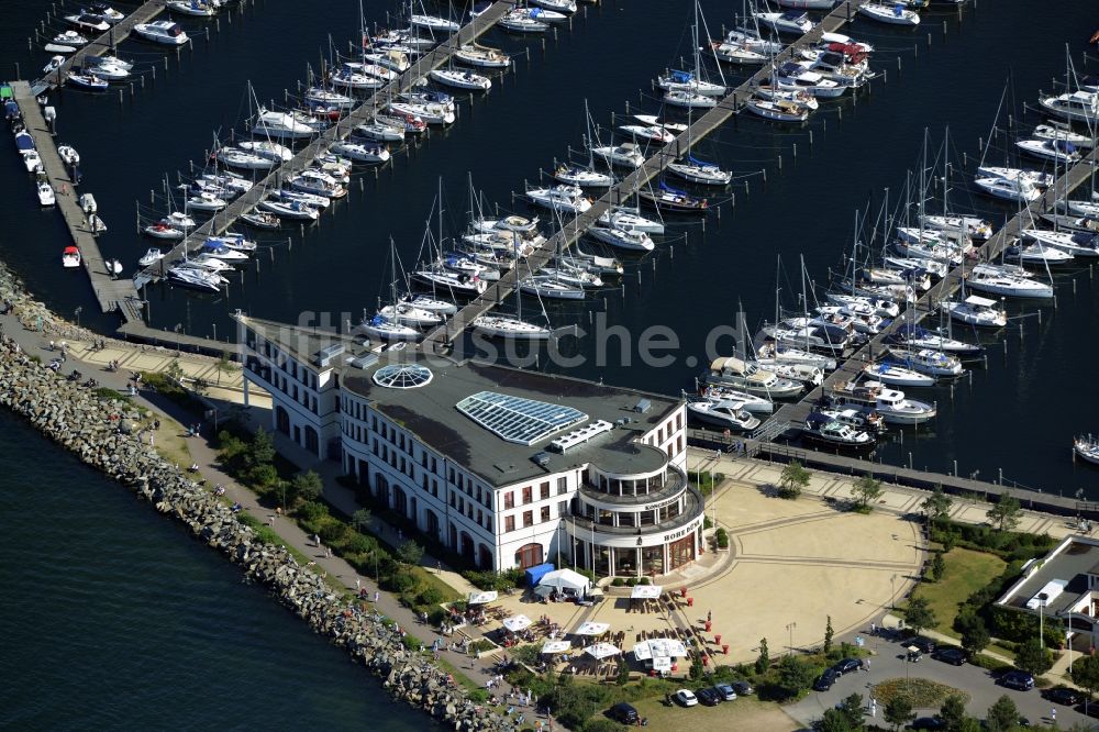 Luftbild Rostock - Yachthafenresidenz Hohe Düne mit Sportboot- Anlegestellen und Bootsliegeplätzen am Uferbereich von Warnemünde in Rostock im Bundesland Mecklenburg-Vorpommern